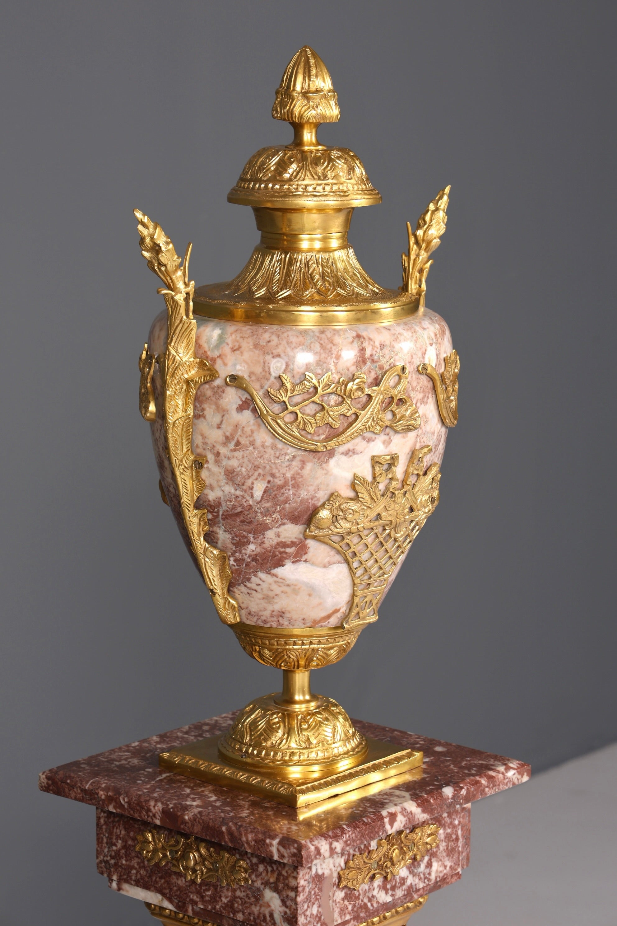 Wunderschöne Barock Stil Säule mit Vase Louis XV Marmor Naturstein Blumensäule Sockel Ablage