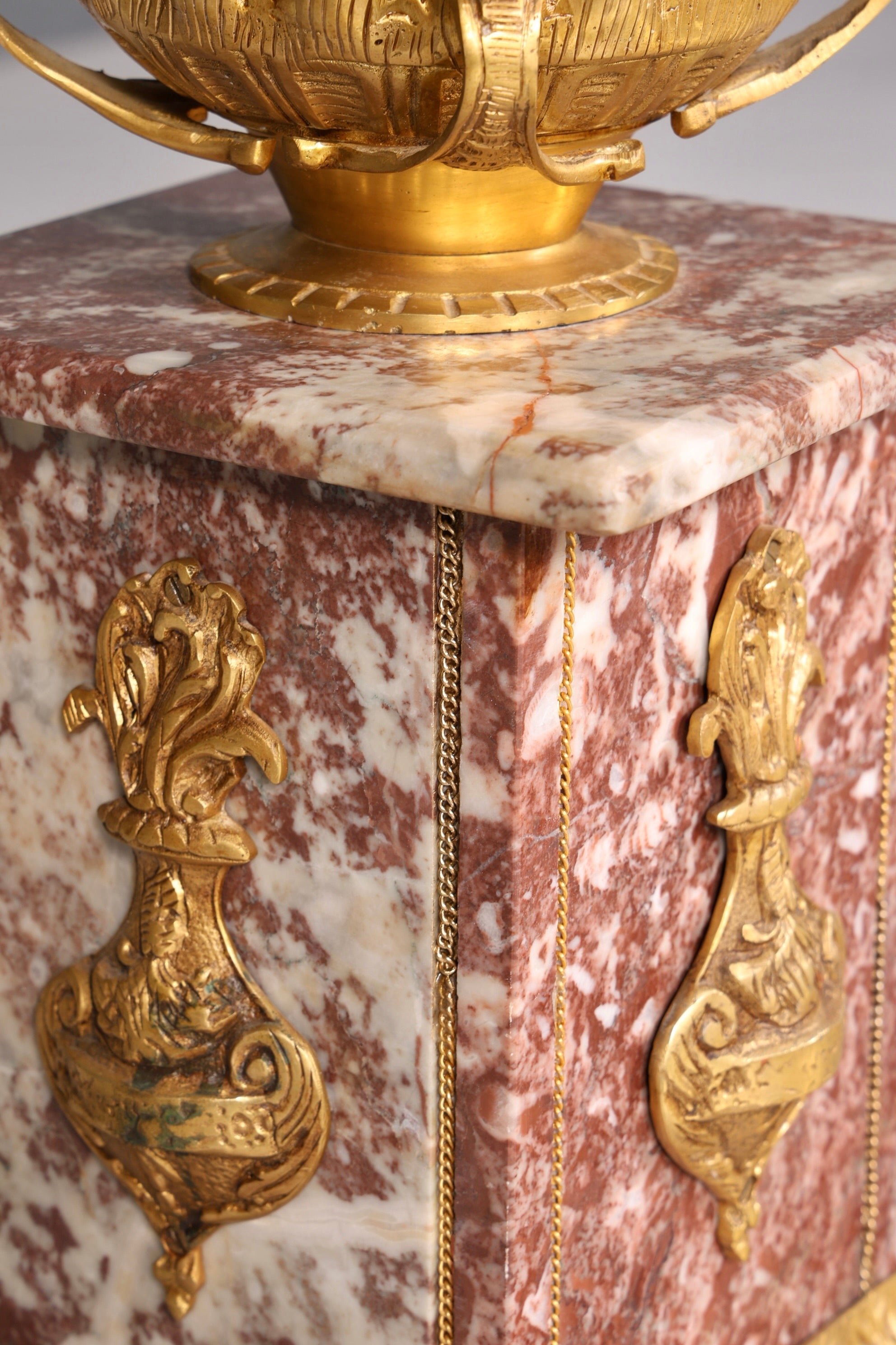 Wunderschöne Barock Stil Säule mit Vase Louis XV Marmor Naturstein Blumensäule Sockel Ablage