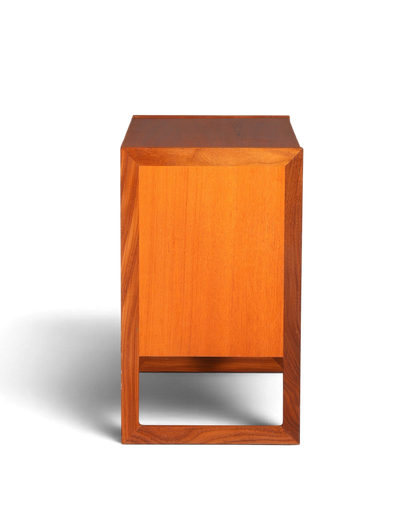 Hauptstadt Möblerei Mid Century Kommode aus massivem Teakholz mit eleganter Maserung in Seitenansicht
