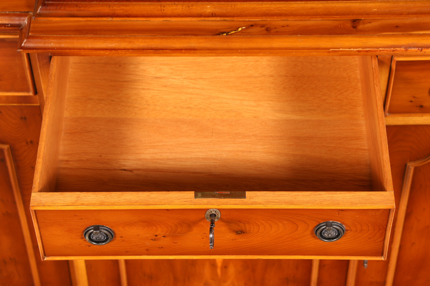 Wunderschöne Englische Vitrine Bücherschrank Eibe Bibliothek Glasvitrine Buffet Vitrinenschrank Antik