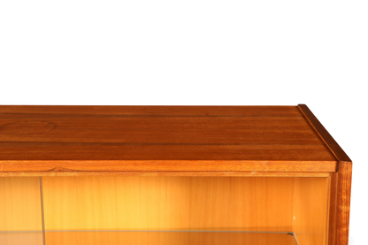 Hauptstadt Möblerei Mid Century Vitrine aus Holz mit warmer Maserung und Glasschiebetüren im Detail