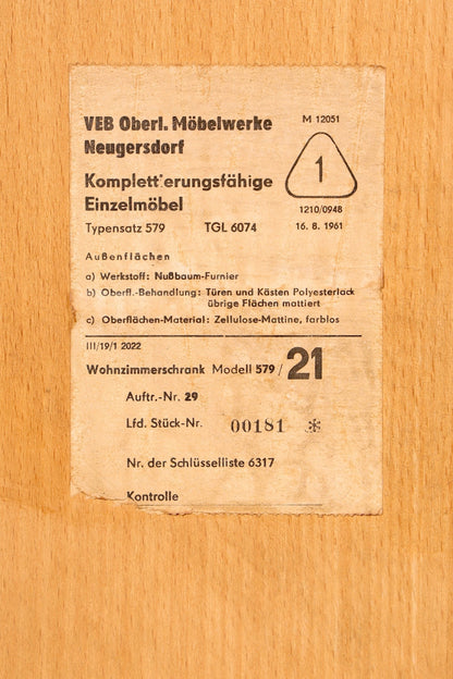 Originales Typenschild der Hauptstadt Möblerei Mid Century Vitrine aus Nussbaum-Furnier von 1961