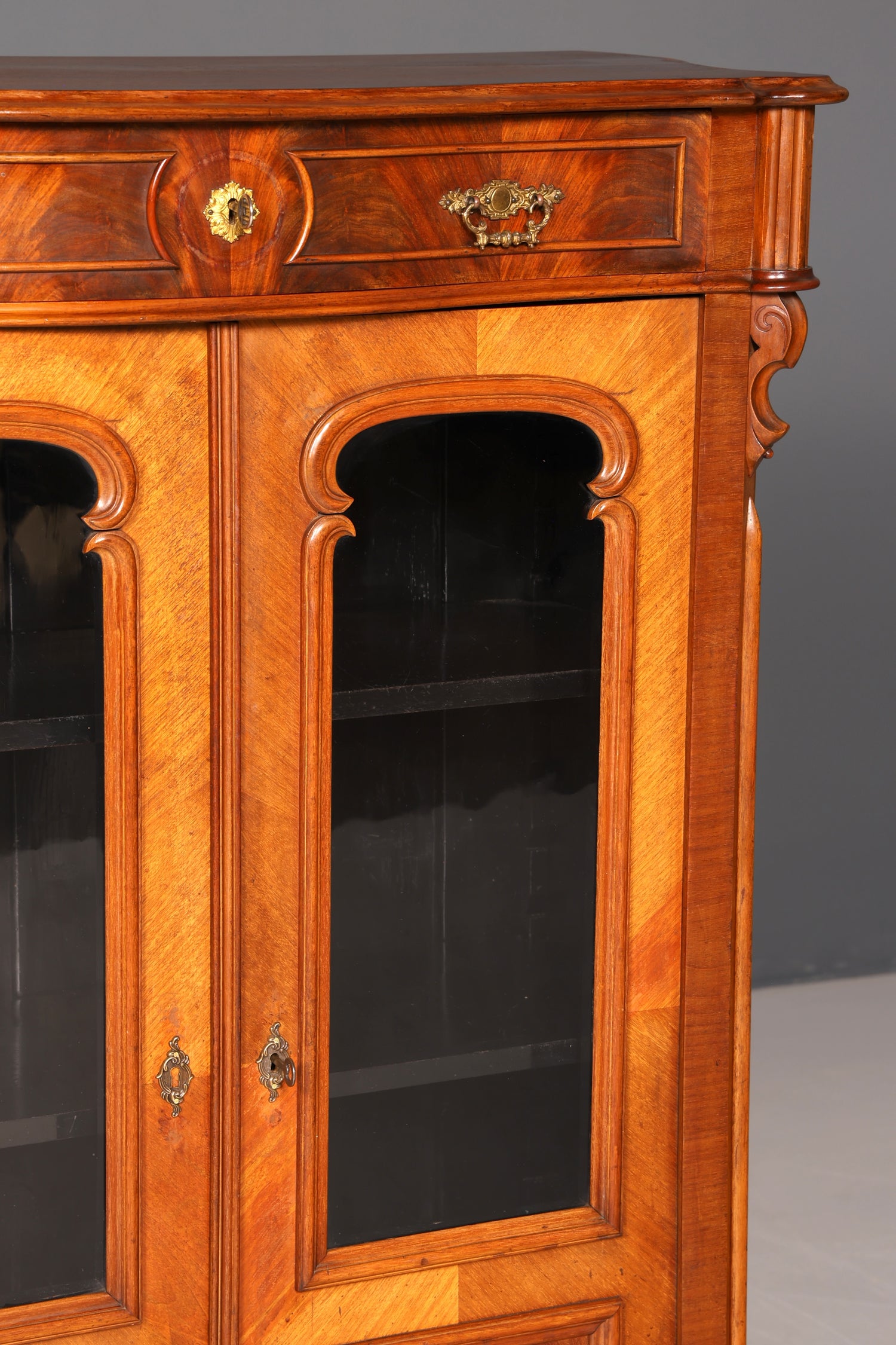 G322 Finish Edler Gründerzeit Vitrine um 1880 Schrank Antik Jugendstil Nussbaum Bücherregal (Kopie)