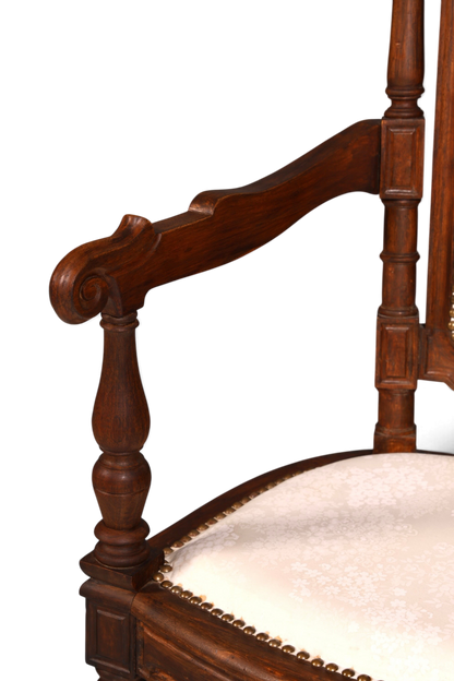 Hauptstadt Möblerei Neorenaissance Armlehnstuhl aus dunklem Holz mit geschnitzter Armlehne und gepolsterter Sitzfläche