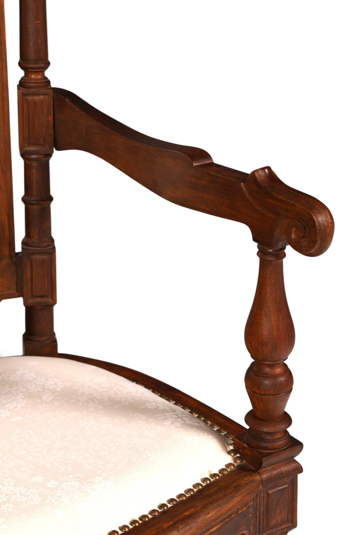 Hauptstadt Möblerei Neorenaissance Armlehnstuhl aus Holz mit geschnitzten Details und gepolsterter Sitzfläche