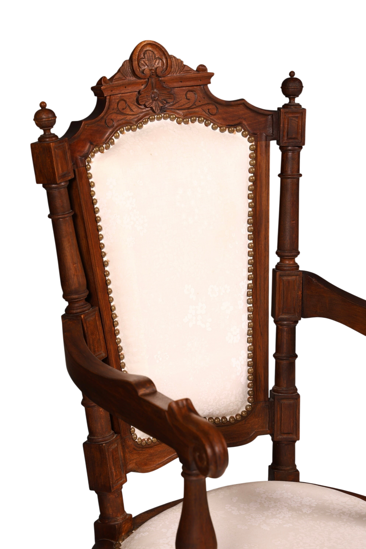 Hauptstadt Möblerei Neorenaissance Armlehnstuhl aus Holz mit geschnitztem Rahmen und hellem Polster mit Ziernägeln