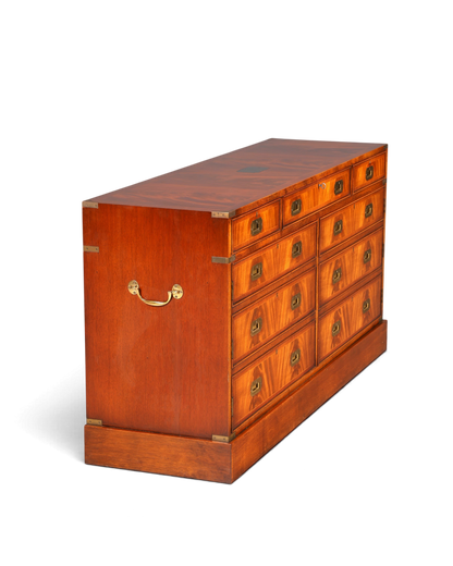 Hauptstadt Möblerei englisches Military Chest Sideboard aus massivem Holz mit Messingbeschlägen im Kolonialstil