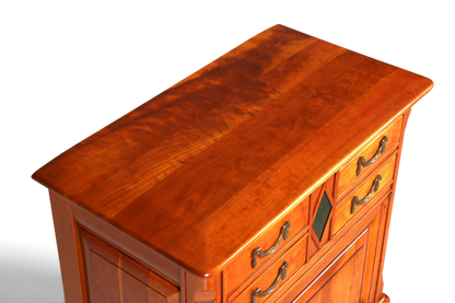 Hauptstadt Möblerei Kommode im Biedermeier Stil aus massiver Eibe mit ausdrucksstarker Maserung und antiken Beschlägen