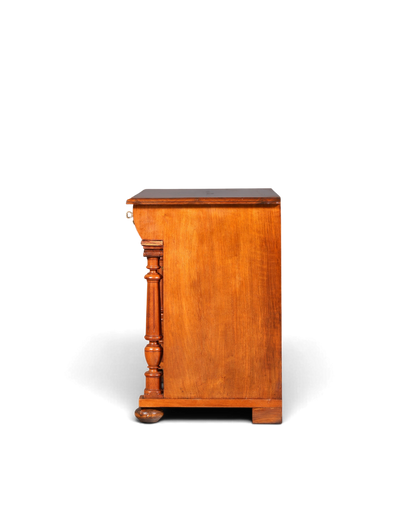 Hauptstadt Möblerei Gründerzeit Kommode im Louis Philippe Stil aus massivem Holz, Seitenansicht um 1890