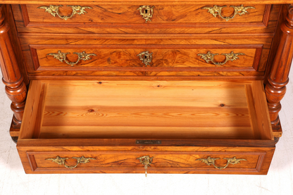Hauptstadt Möblerei Gründerzeit Kommode im Louis Philippe Stil aus massivem Holz mit dekorativen Messingbeschlägen