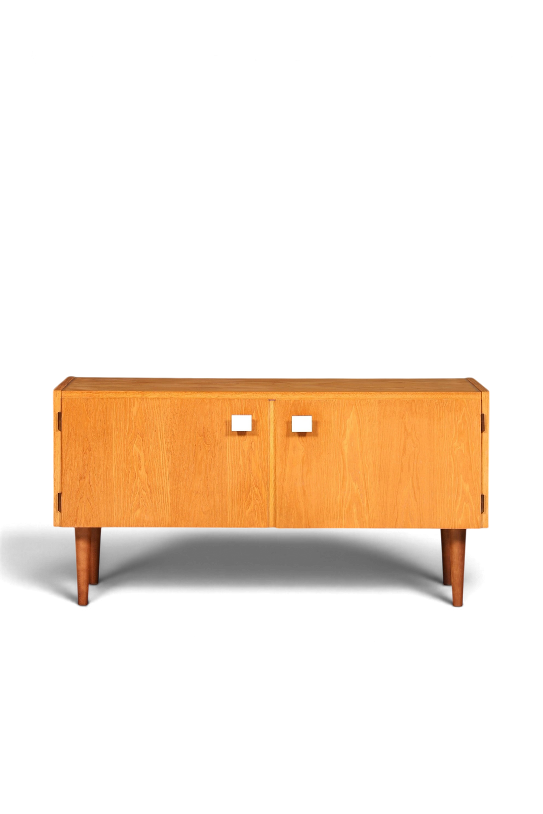 Hauptstadt Möblerei Hellerau Mid Century Kommode Modell 427 aus hellem Echtholz mit zwei Türen und konischen Beinen