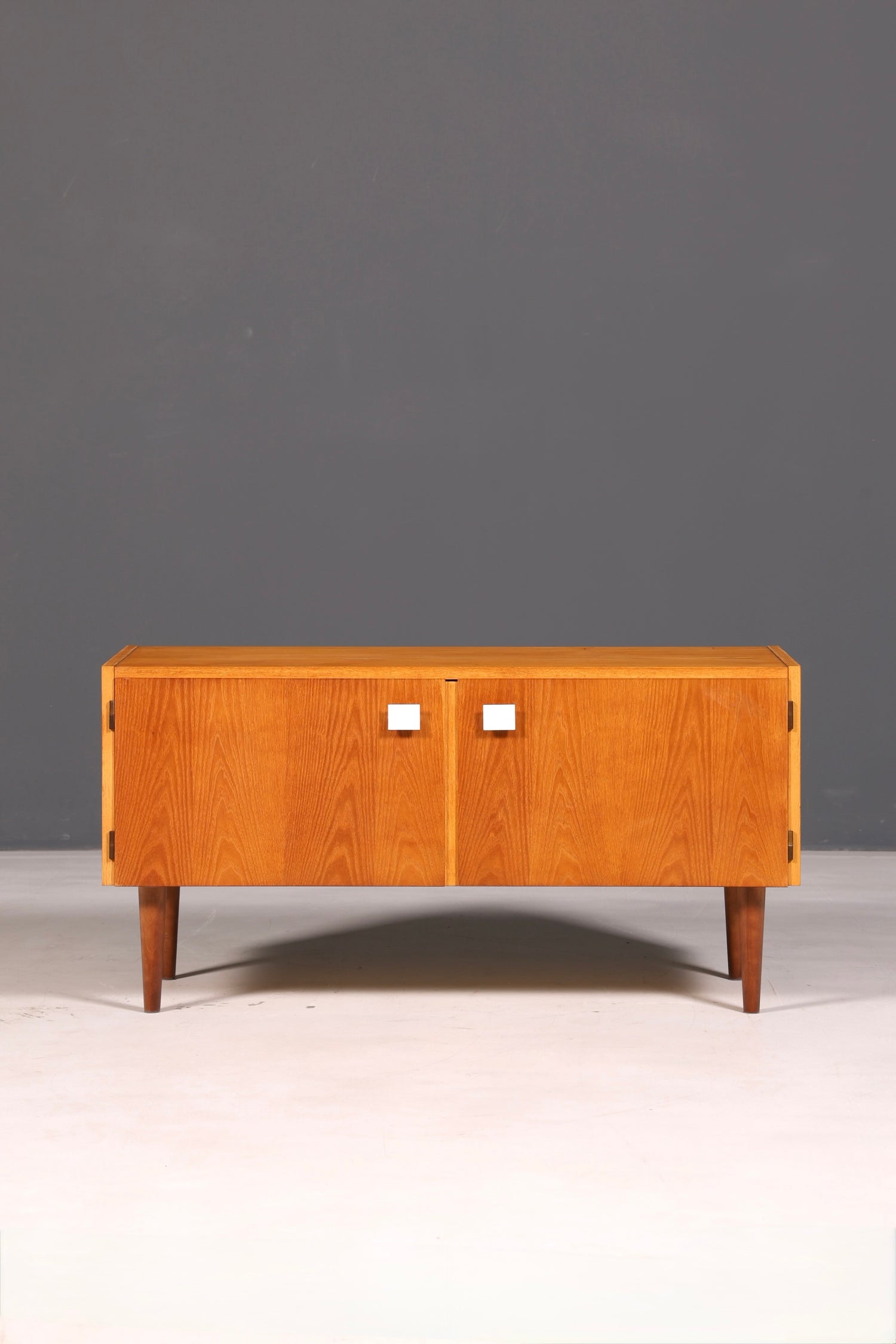 Prachtige originele Hellerau-kommode uit het midden van de twintigste eeuw, model 427, dressoir voor tv, vintage, echt hout