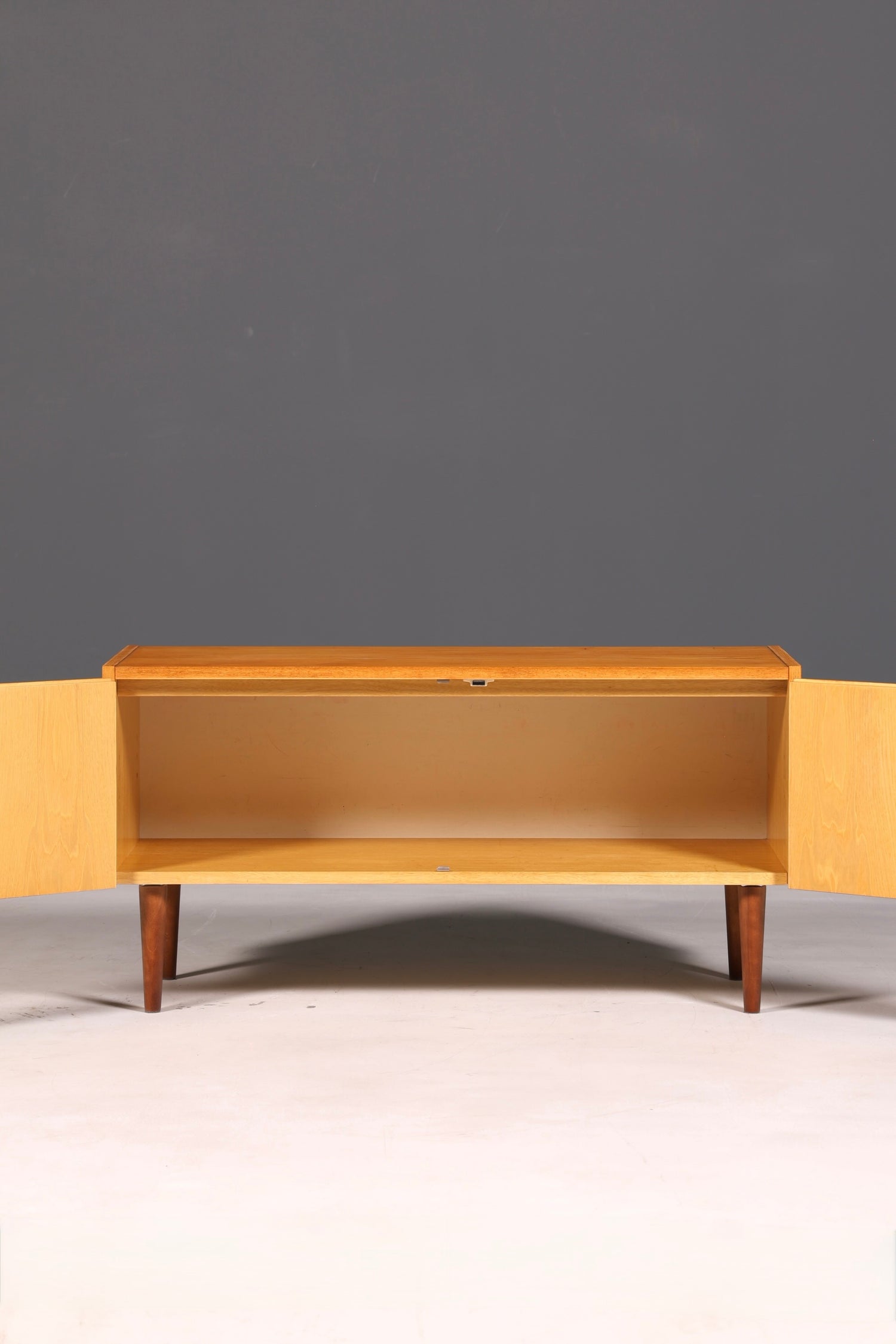 Prachtige originele Hellerau-kommode uit het midden van de twintigste eeuw, model 427, dressoir voor tv, vintage, echt hout