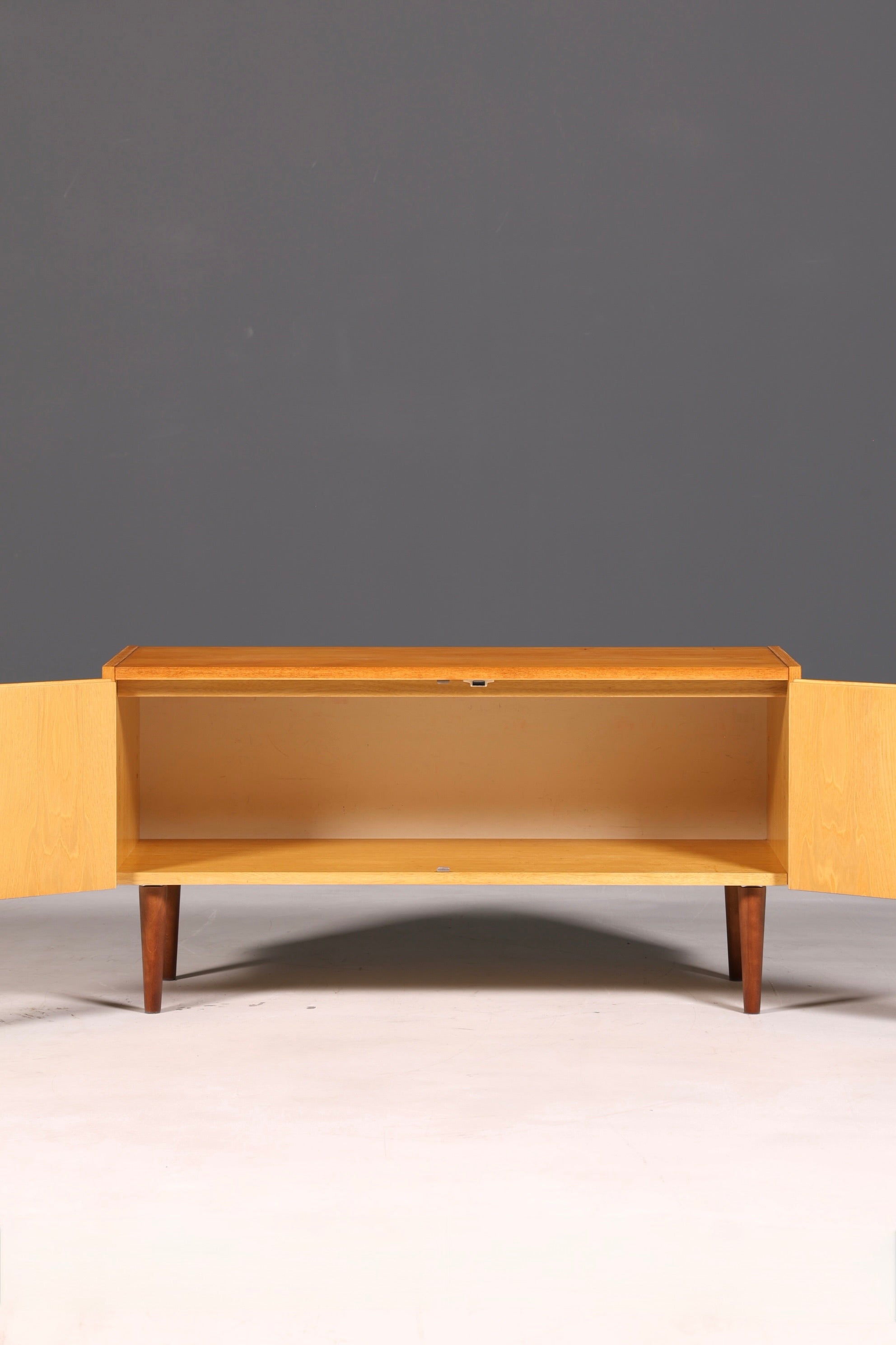 Prachtige originele Hellerau-kommode uit het midden van de twintigste eeuw, model 427, dressoir voor tv, vintage, echt hout