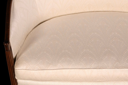 Hauptstadt Möblerei Art Deco Sofa mit beigem Polsterstoff und feinem geometrischem Muster sowie dunklem Holzrahmen
