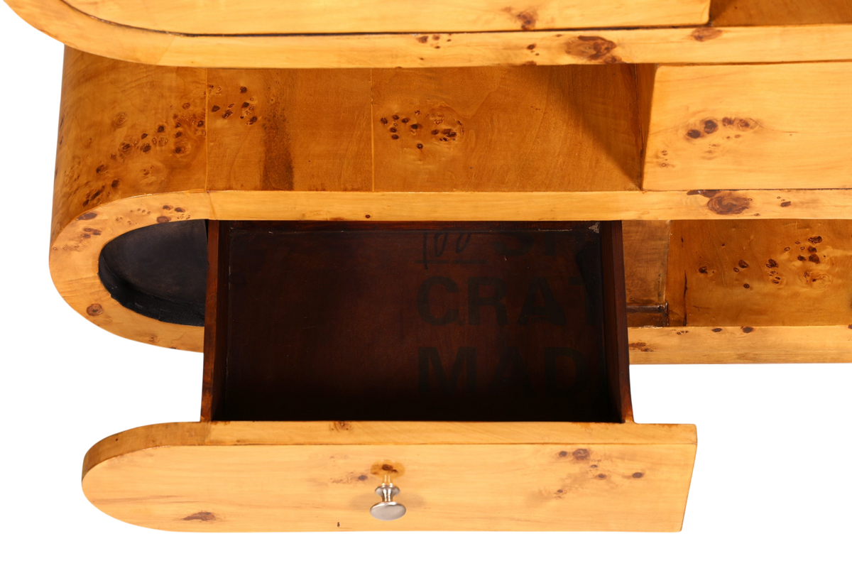 Hauptstadt Möblerei Art Deco tarzı masif ahşap sideboard, belirgin ahşap damarlı ve açık çekmeceli detaylı görünüm