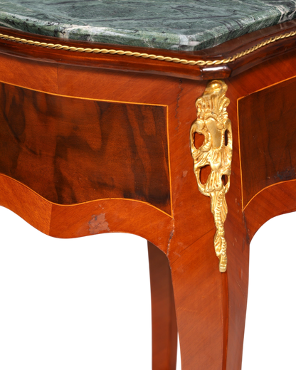 Hauptstadt Möblerei Louis XV Beistelltisch aus Holz mit grüner Marmorplatte, Messingverzierungen und Intarsien