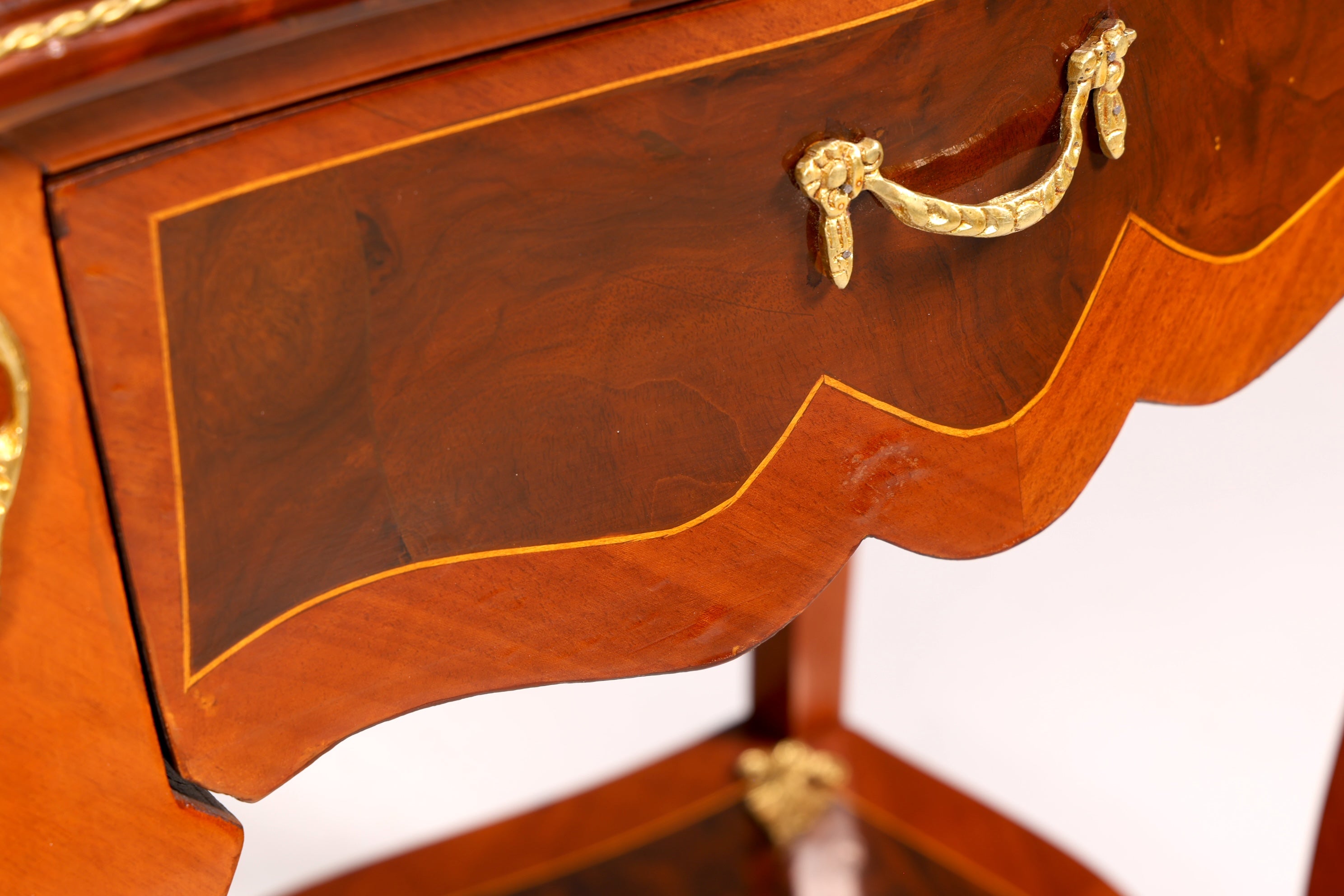 Prachtige Louis XV-bijzettafel in barokstijl, marmeren commode en telefoontafel