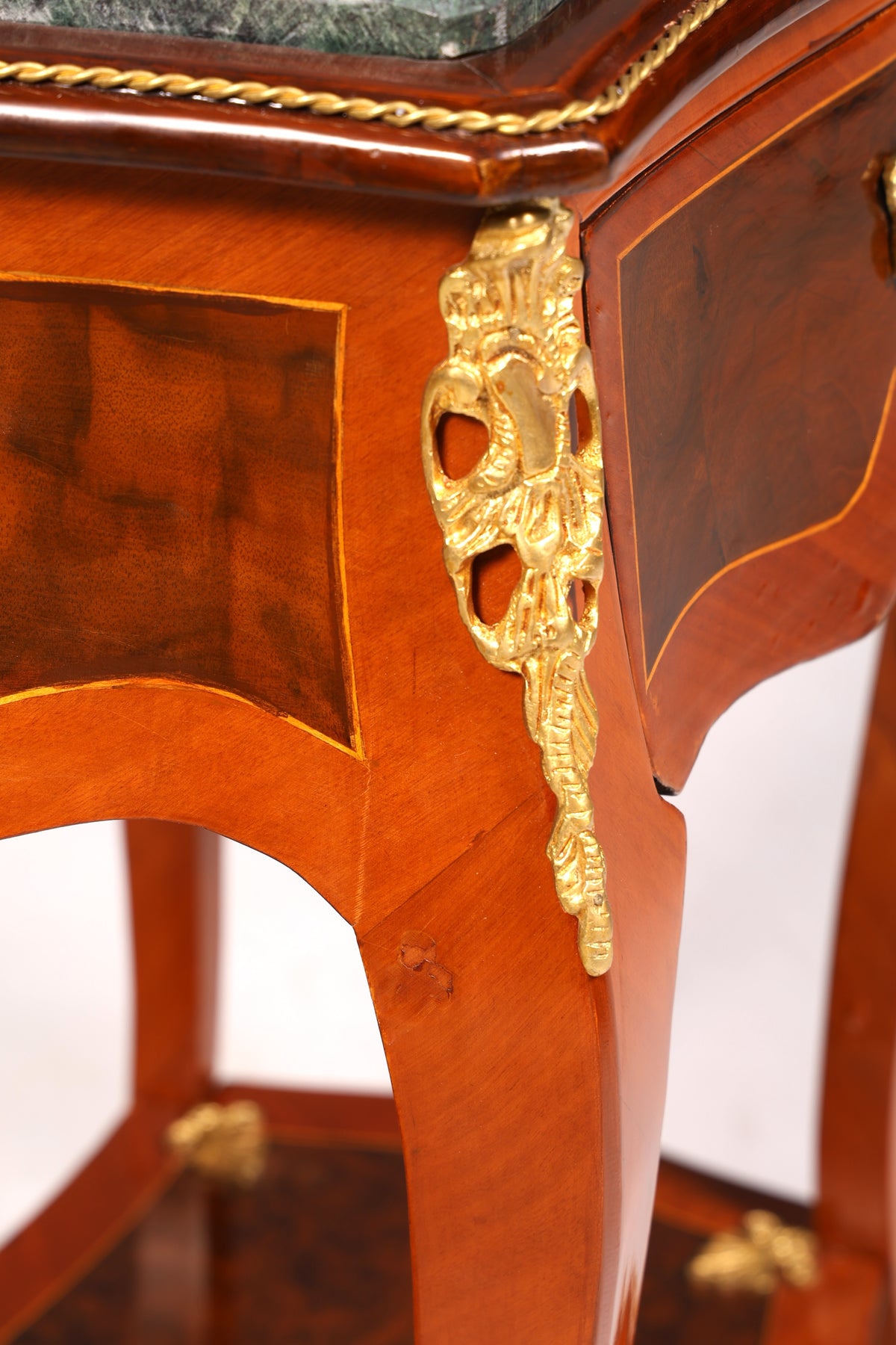 Prachtige Louis XV-bijzettafel in barokstijl, marmeren commode en telefoontafel