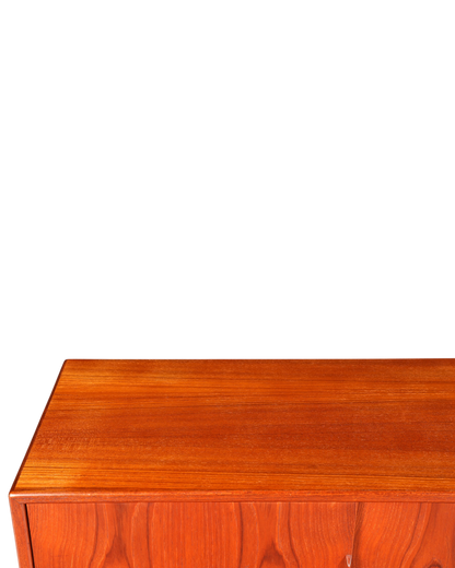 Hauptstadt Möblerei Mid Century Highboard aus massivem Holz mit warmer Maserung im dänischen Design der 60er Jahre