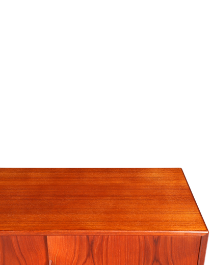 Hauptstadt Möblerei Mid Century Highboard aus massivem Holz mit warmer Maserung im dänischen Design der 60er Jahre