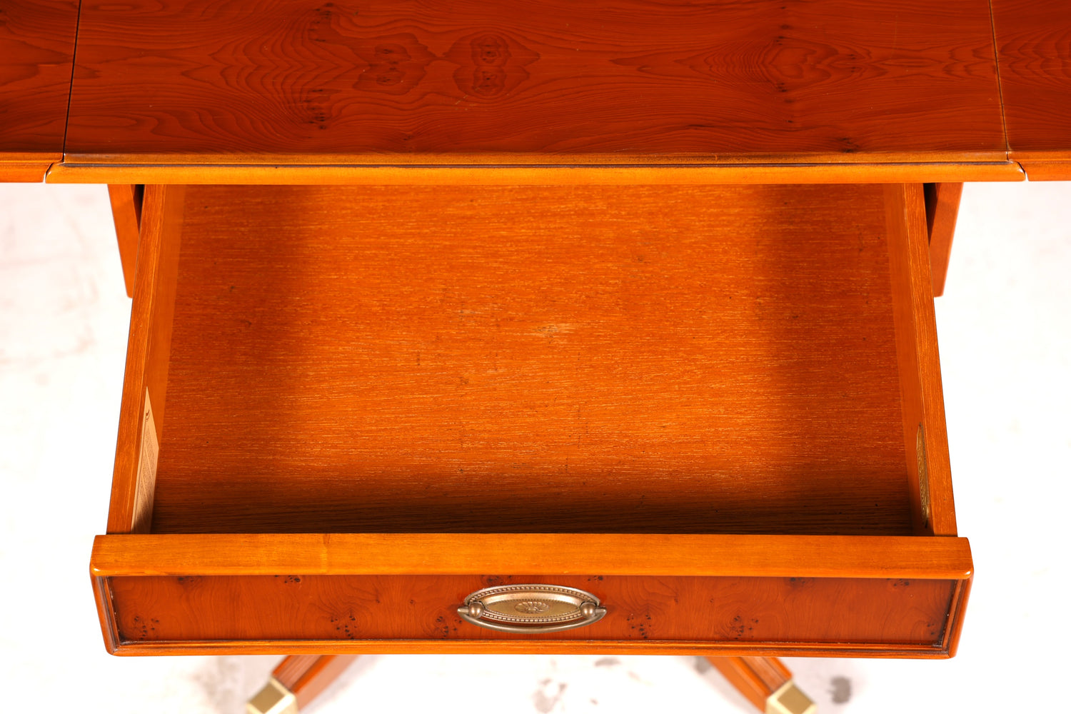 Prachtige originele Heldense bijzettafel van taxushout, klaptafel, opbergtafel, ladekast, telefoontafel