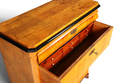 Hauptstadt Möblerei Biedermeier Kommode aus massivem Birkenholz mit Schubladen und Schlüssel um 1850
