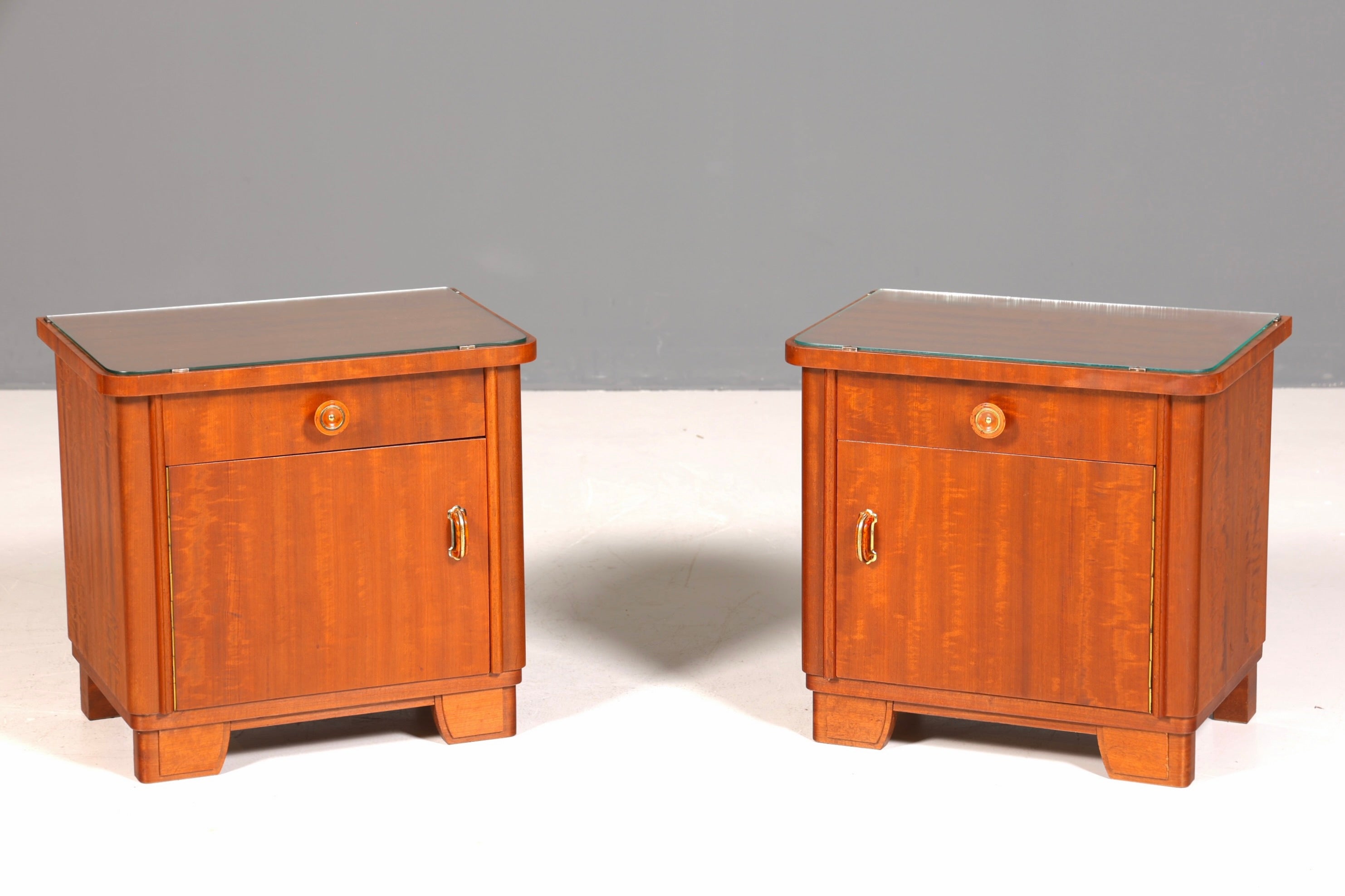 Schlichte Mid Century Kommode Vintage Klappschränkchen Danish Design Nachttisch 1 von 2