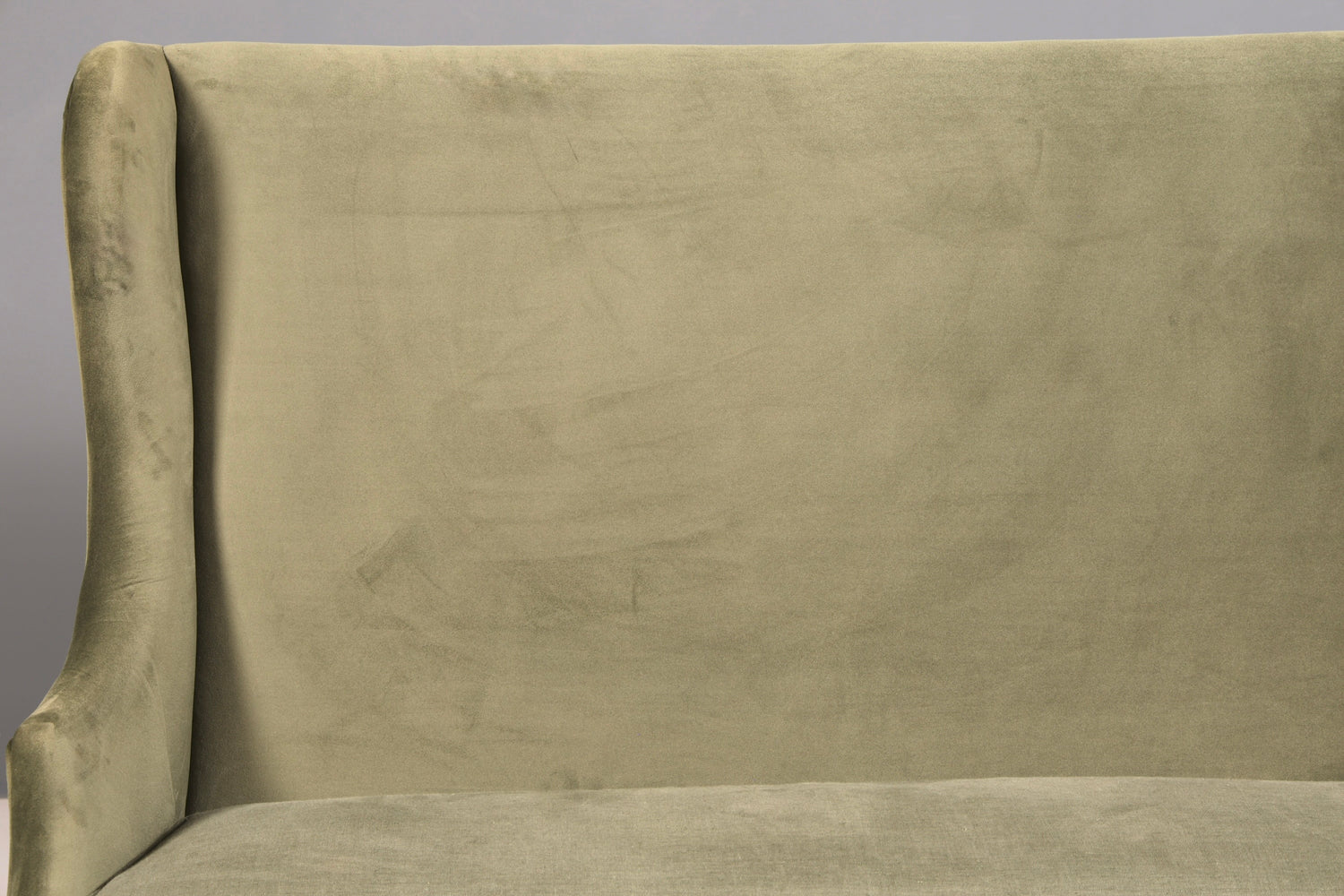 Wunderschönes Loberon Ohrenbackensofa Modell Ombra Antikgrün Samt Sofa 2-Sitzer Ohrensofa Retro Mangoholz