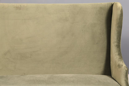 Wunderschönes Loberon Ohrenbackensofa Modell Ombra Antikgrün Samt Sofa 2-Sitzer Ohrensofa Retro Mangoholz