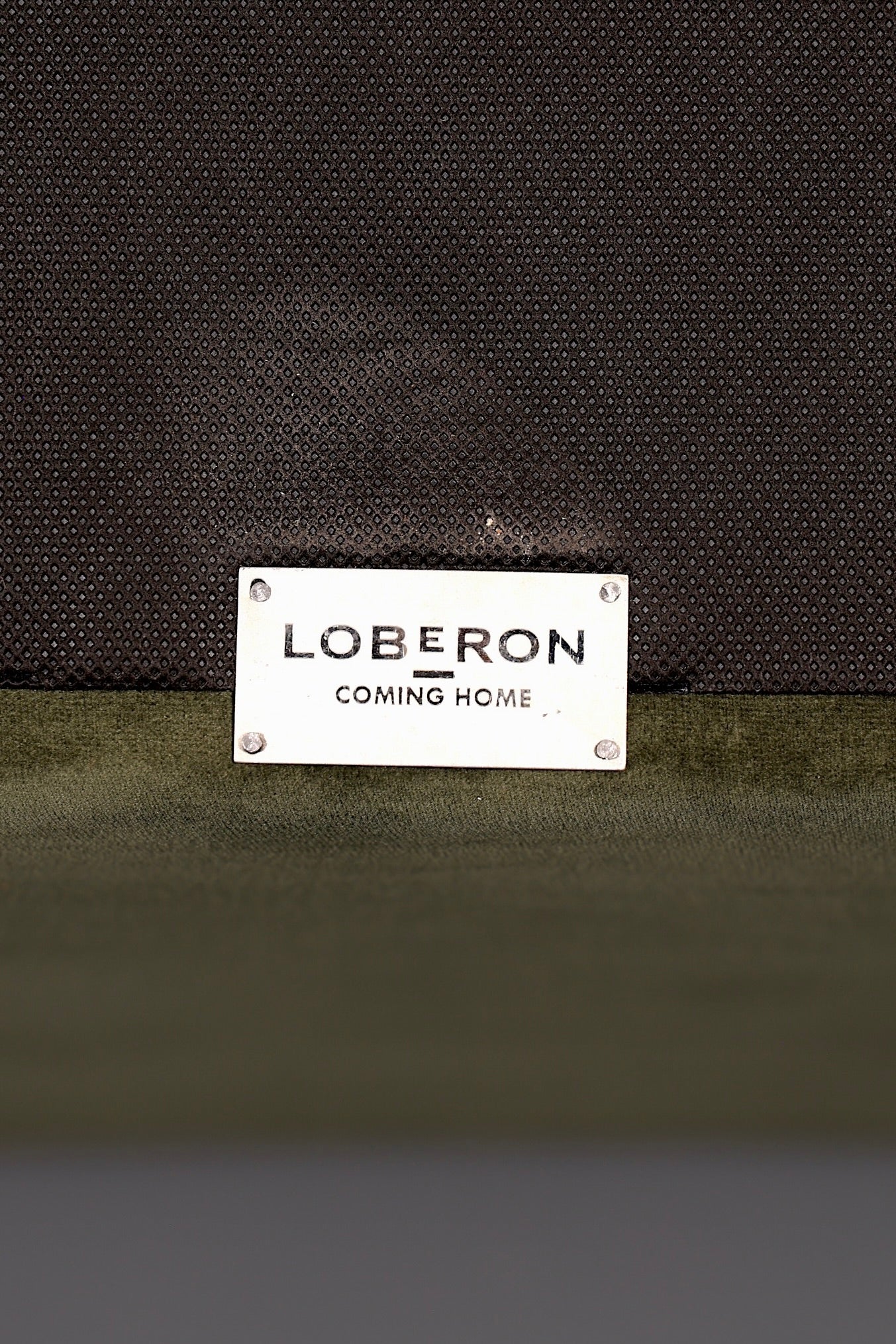 Wunderschönes Loberon Ohrenbackensofa Modell Ombra Antikgrün Samt Sofa 2-Sitzer Ohrensofa Retro Mangoholz