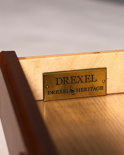 Hauptstadt Möblerei Drexel Heritage Messingschild im Inneren einer Mahagoni Schublade eines antiken Beistelltischs