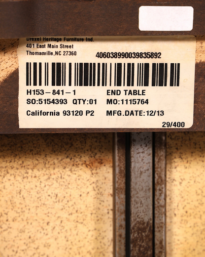 Drexel Heritage Produktetikett mit Barcode und Herstellungsdetails an einem massiven Mahagoni Beistelltisch