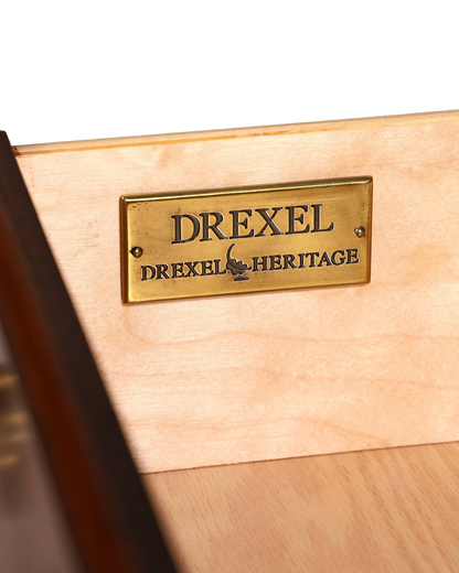 Hauptstadt Möblerei Drexel Heritage Messingplakette im Inneren einer hochwertigen massiven Echtholzkommode
