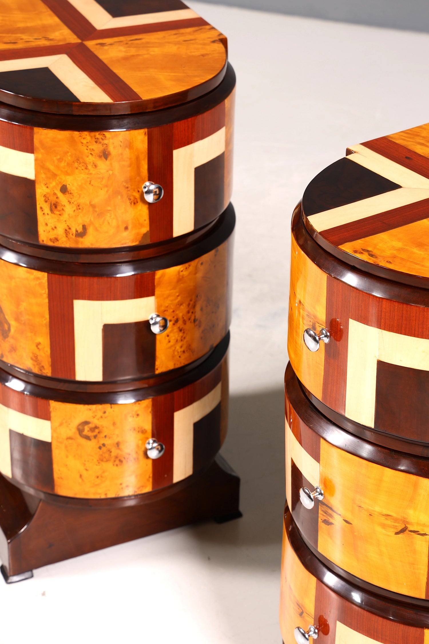 Zwei Wunderschöne Art Deco Stil Kommoden - Einzigartige Möbelstücke für jeden Raum