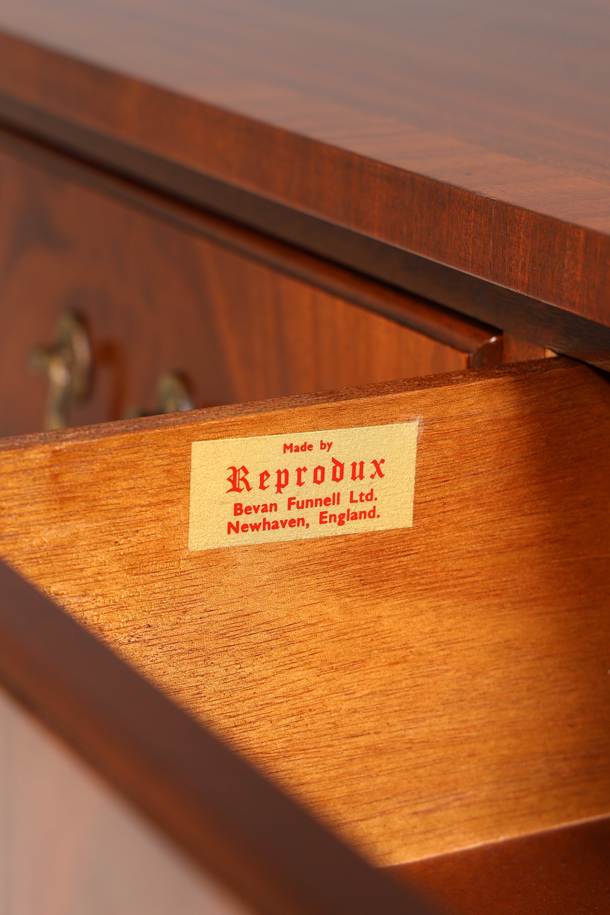 Edles Englisches Sieboard echt Holz Reprodux Buffet Bevan Funnell Schrank