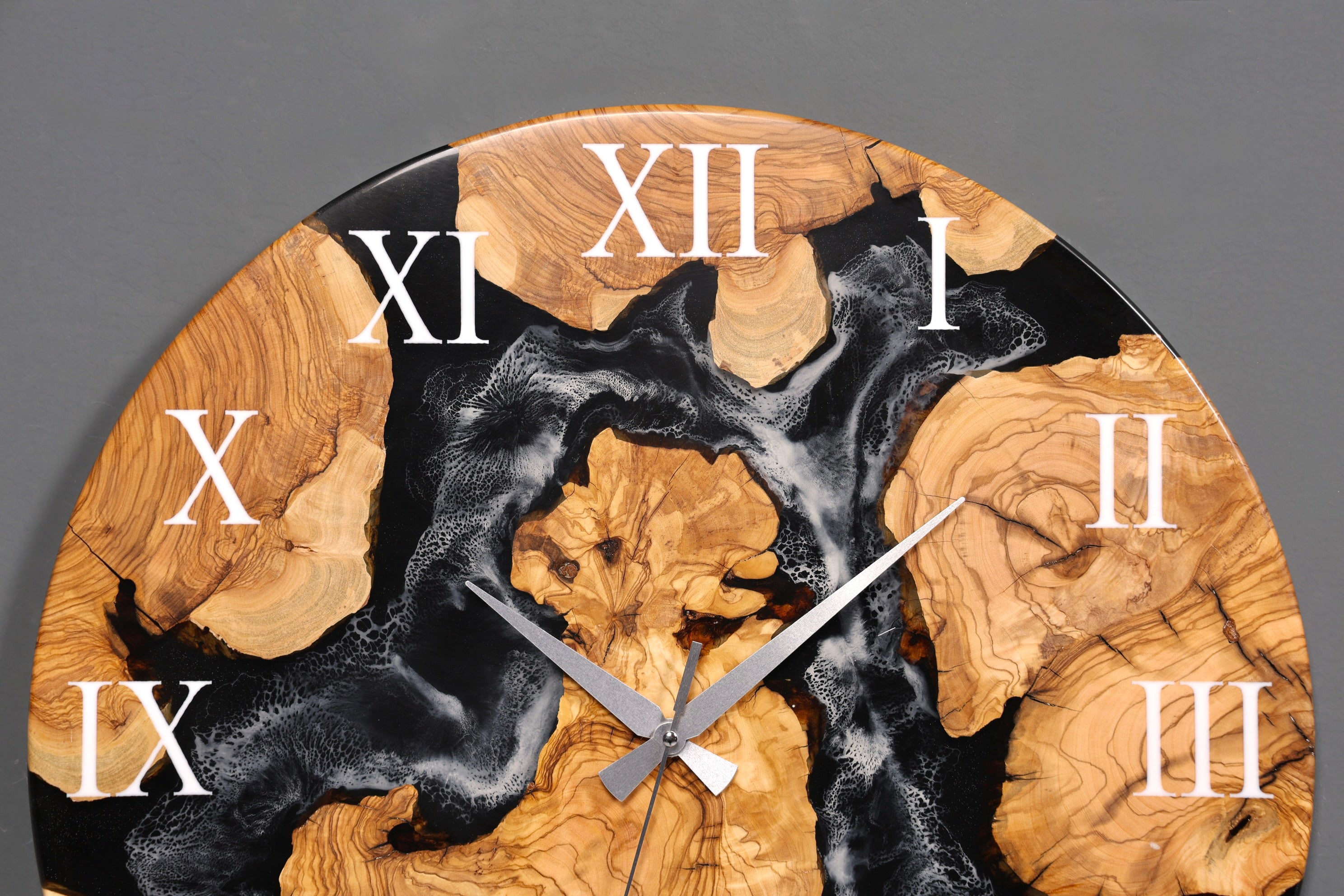 Wunderschöne Handgefertigte Epoxidharz Wanduhr Olivenbaum Uhr Black Epoxy Analog Uhr