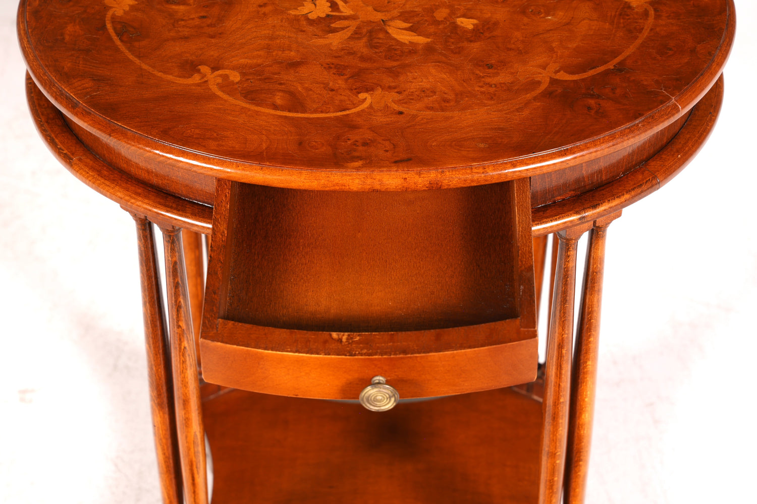 Wunderschöner Italienischer Sorrento Beistelltisch Étagère 1940er Nussbaum Wurzelholz Intarsien Antik Vintage Telefontisch
