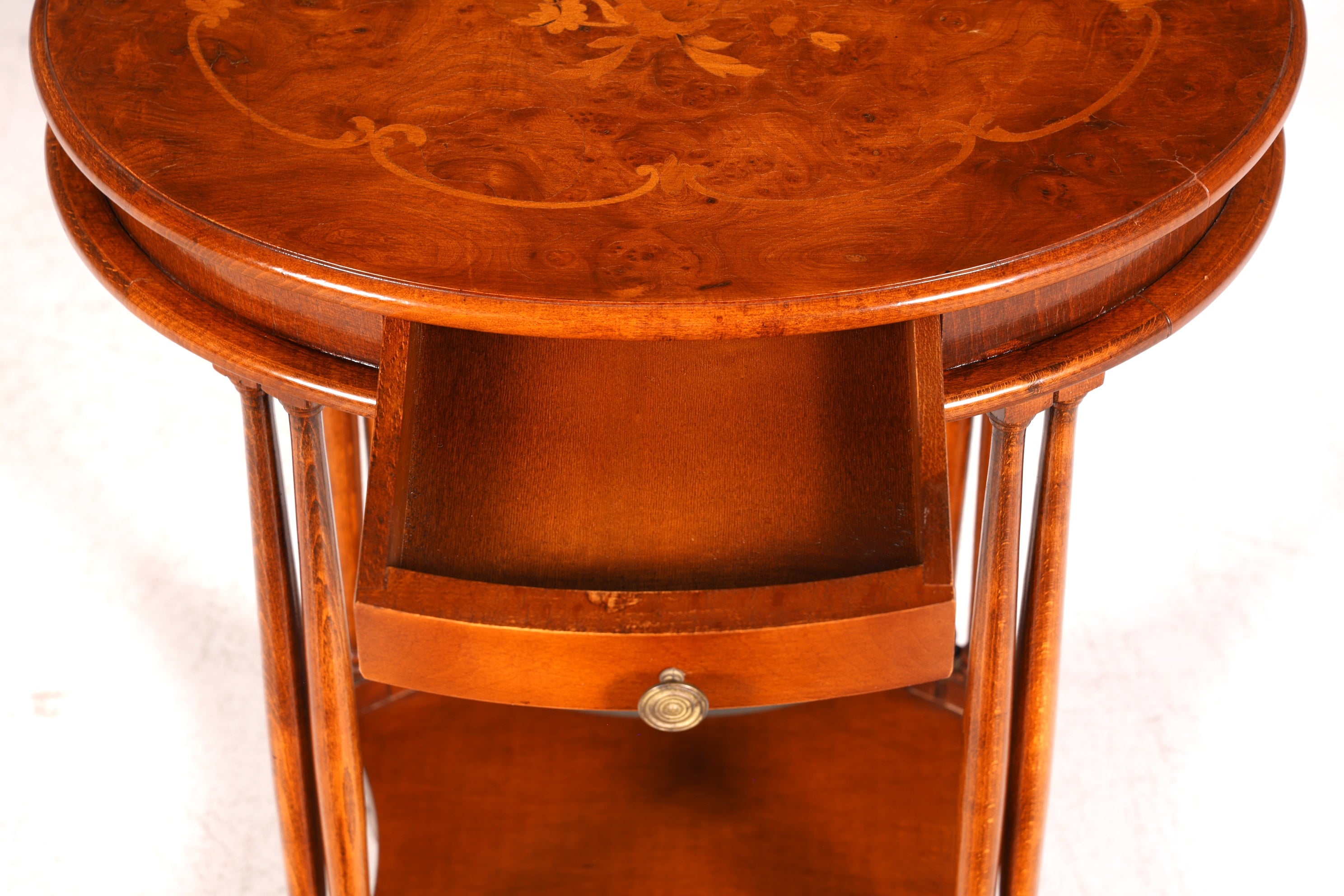 Wunderschöner Italienischer Sorrento Beistelltisch Étagère 1940er Nussbaum Wurzelholz Intarsien Antik Vintage Telefontisch