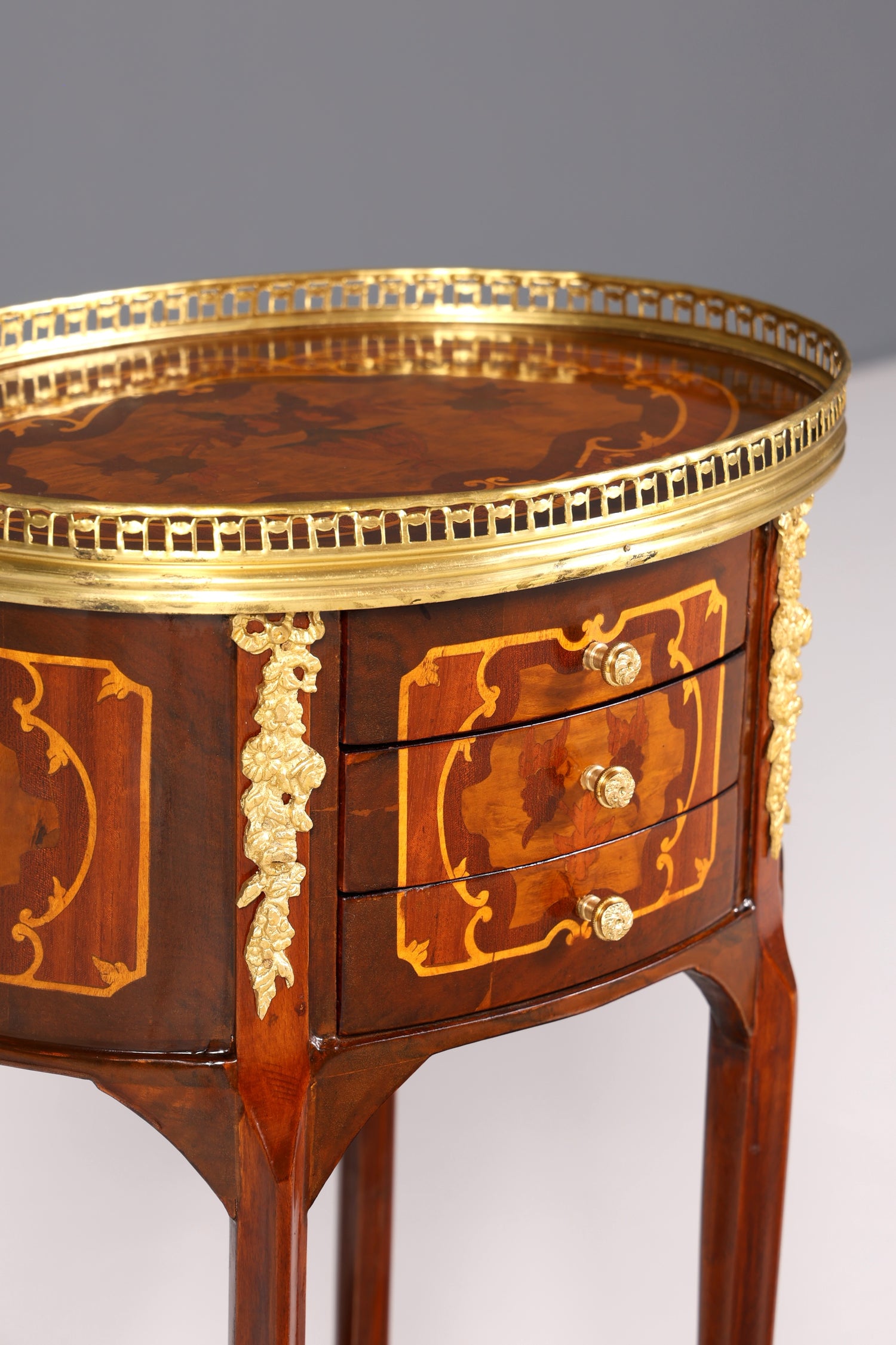 Stilvoller Barock Louis XV Stil Beistelltisch Ablagetisch massiv Kommode Antik Stil