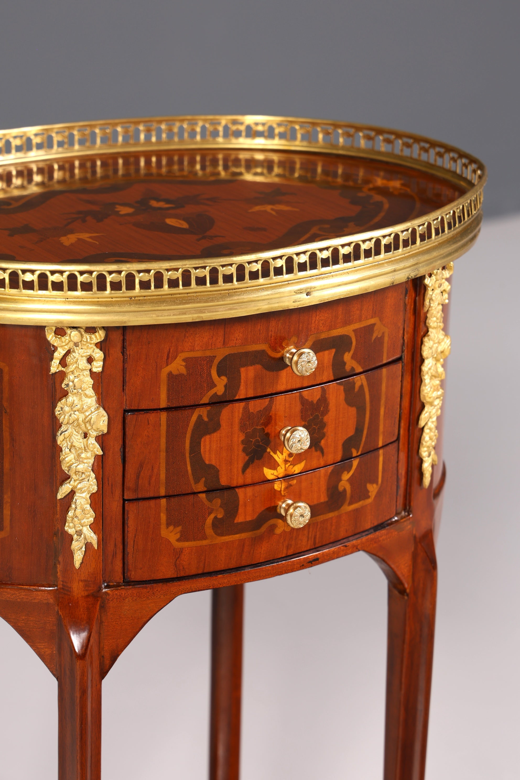 Wunderschöner Barock Louis XV Stil Beistelltisch Ablagetisch Kommode massiv Antik Stil Nachttisch