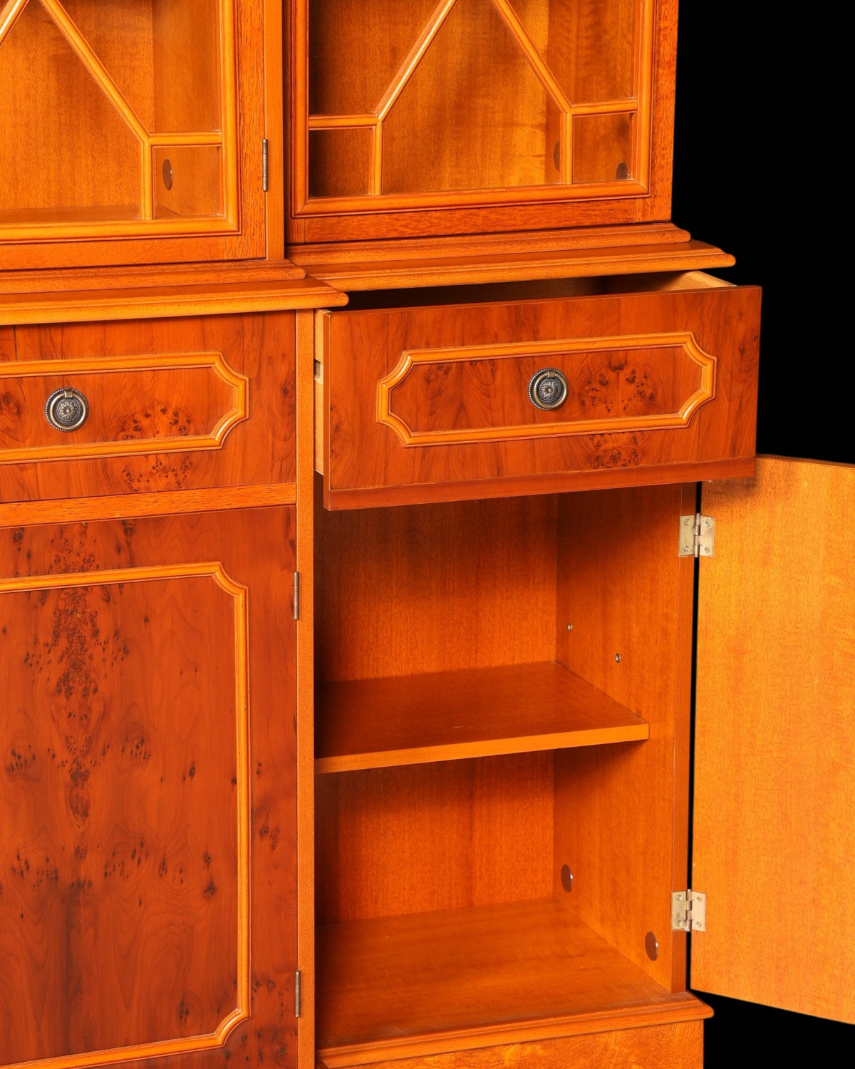 Hauptstadt Möblerei englische Vitrine aus Holzfurnier mit offener Schublade und Schrankfach mit Regalboden