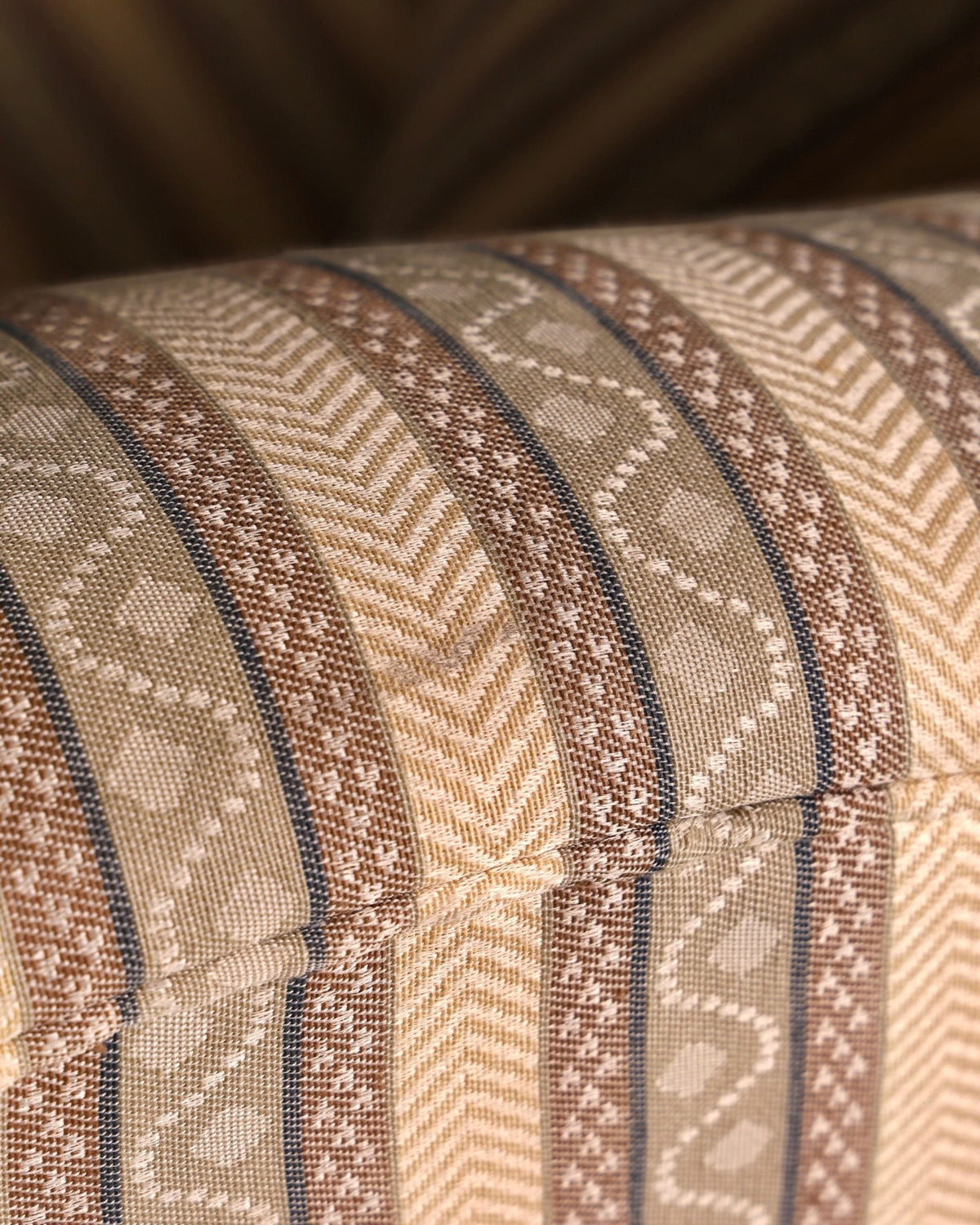 Hauptstadt Möblerei Drexel Heritage Sofa mit beigem und braunem Fischgrätmuster und gestreiftem Textilstoff