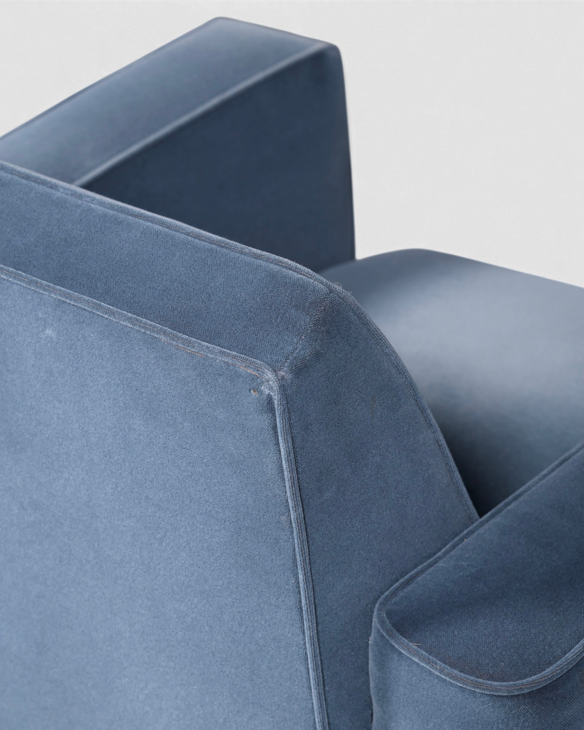 Hauptstadt Möblerei H874 Sessel in blauem Samt mit eleganter Paspelierung und moderner Armlehne