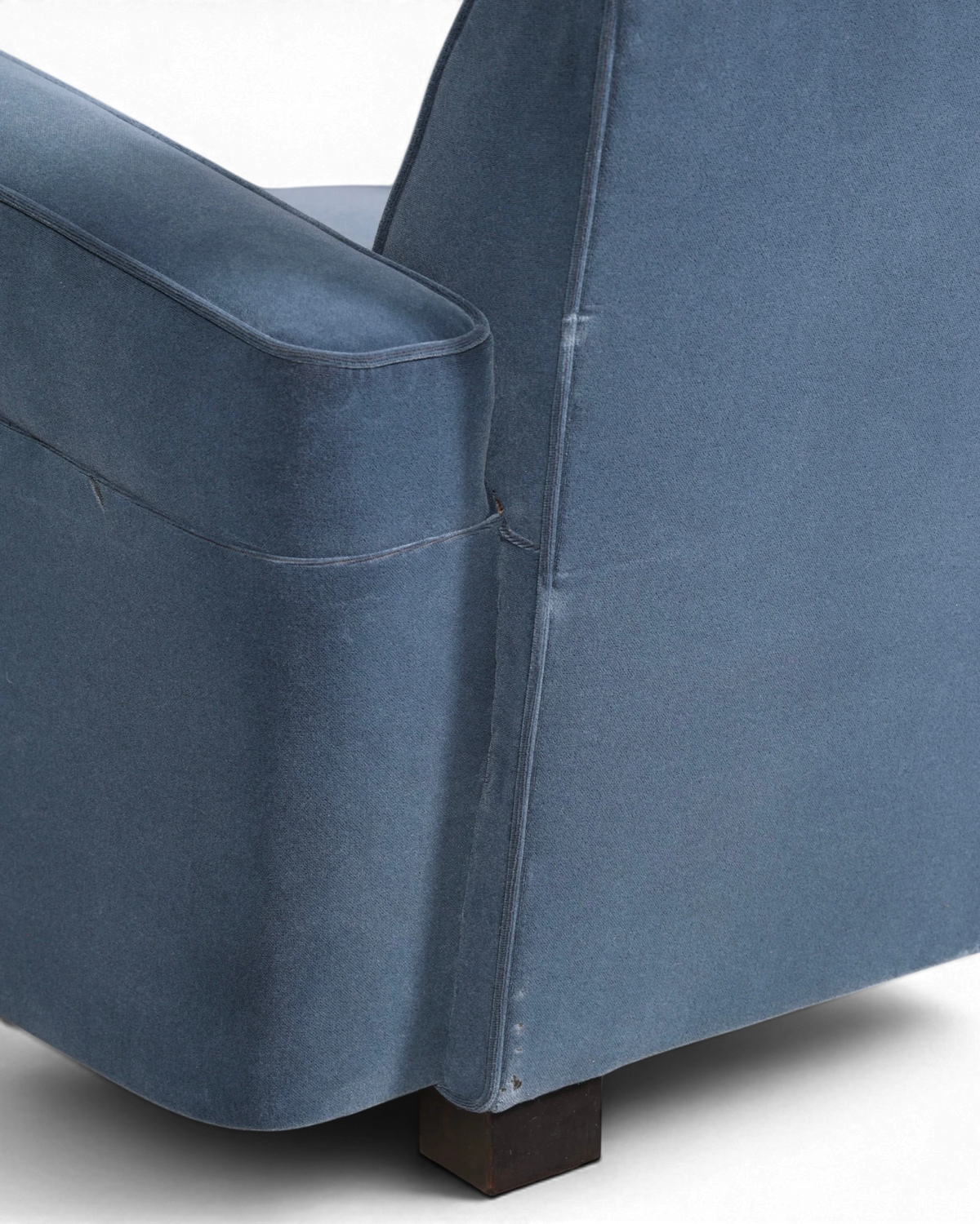 Hauptstadt Möblerei H874 Sessel in blauem Samt mit dunklen Holzfüßen und eleganter Paspelierung
