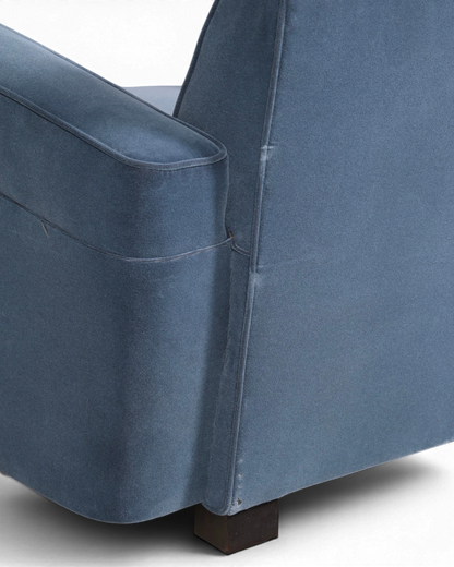 Hauptstadt Möblerei H874 Sessel in blauem Samt mit dunklen Holzfüßen und eleganter Paspelierung