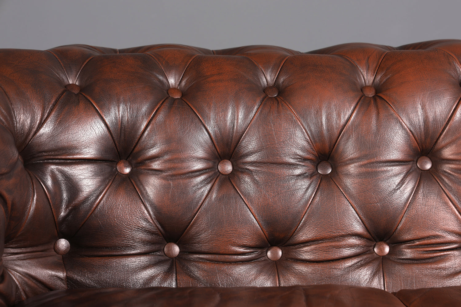 Wunderschönes Original Chesterfield Sofa Englisch echt Leder 2- Sitzer Couch