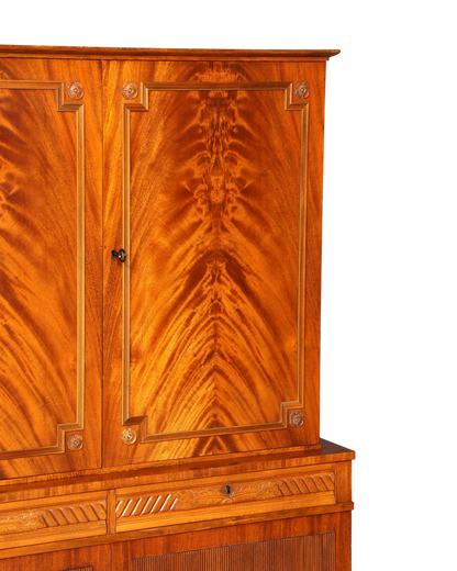 Hauptstadt Möblerei gustavian tarzı masif ahşap dolap, zengin ahşap damarlı ve klasik detaylı vintage yüksek dolap.