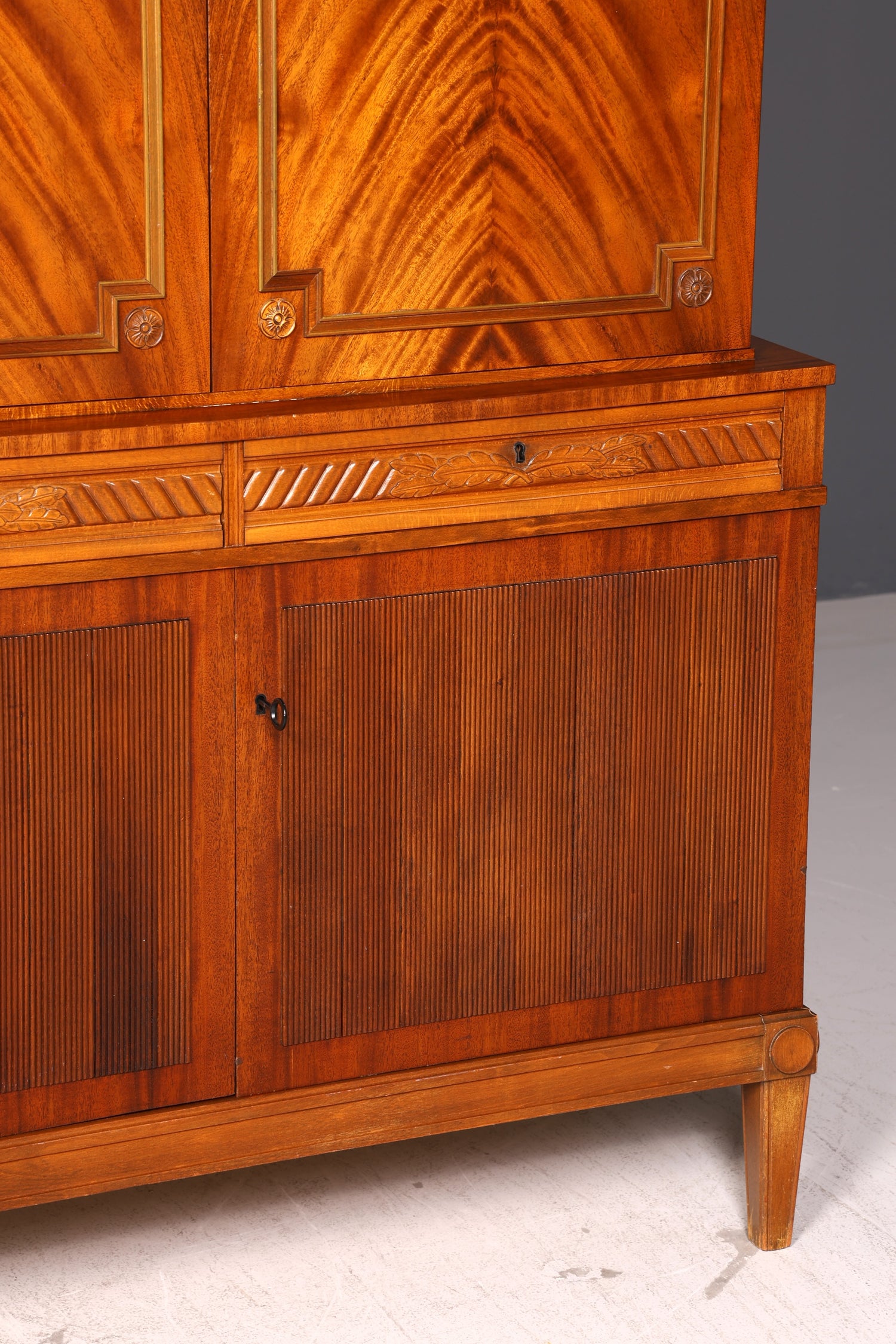 Wunderschöner Schrank im Gustavianischen Stil Vintage Kommode Highboard Regal Echt Holz Wäscheschrank Schlafzimmer