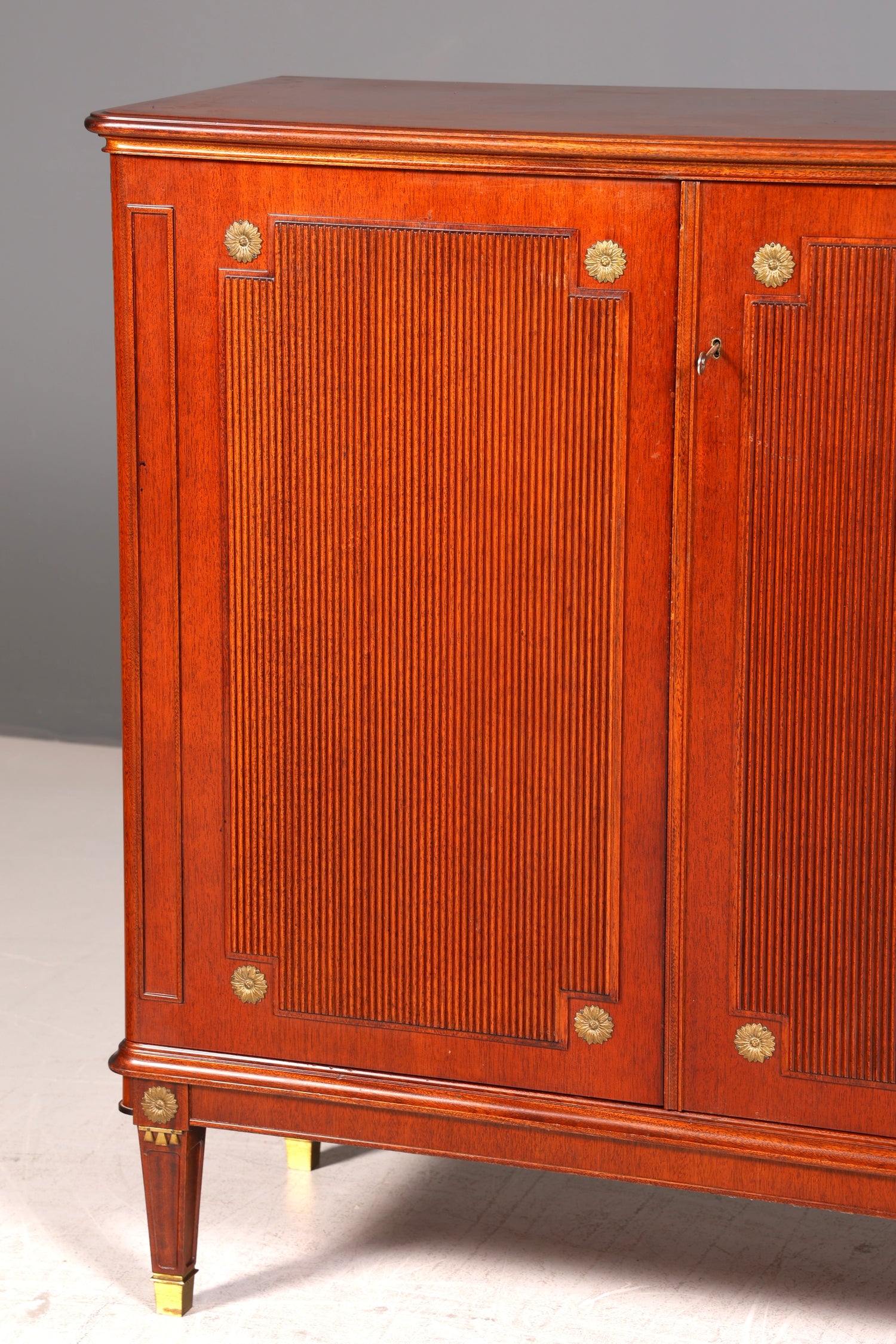 Wunderschöner Schrank im Gustavianischen Stil 60er Jahre Wäscheschrank Vertiko Mid Century Aktenschrank Kommode